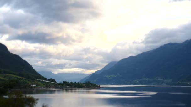 ノルウェー - きれいな水で理想的なフィヨルド反射 — ストック動画