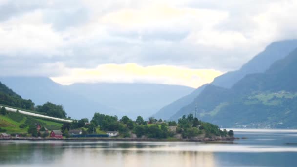 Norwegia - fiord idealne odbicie w czystej wodzie — Wideo stockowe
