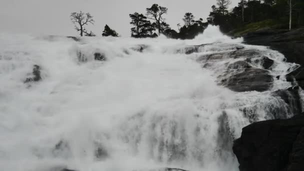 Waterfall in mountains of Norway in rainy weather. — Stock Video