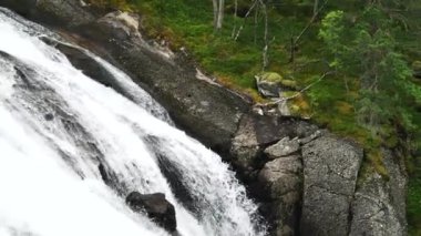 Şelale Norveç dağlarında Yağmurlu hava.