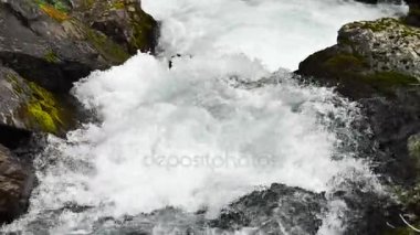 Şelale Norveç dağlarında Yağmurlu hava.