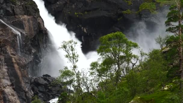 비오는 날씨에 노르웨이의 산들에 폭포. — 비디오