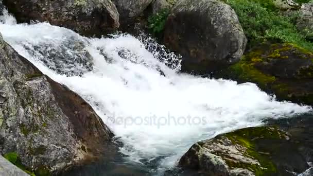 Wasserfall in den Bergen Norwegens bei Regenwetter. — Stockvideo