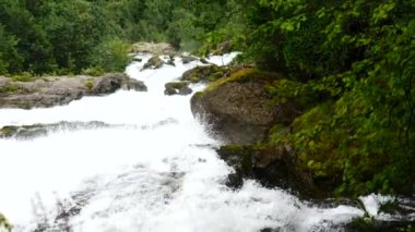 Şelale Norveç dağlarında Yağmurlu hava.
