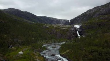 Şelale Norveç dağlarında dron görünümünden Hava yağmurlu hava