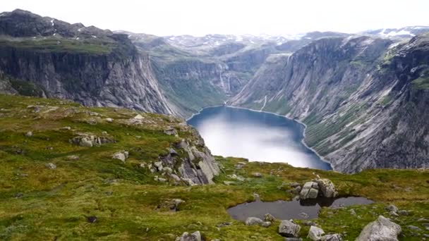 Kijk in de buurt van Trolltunga Fjord en water — Stockvideo