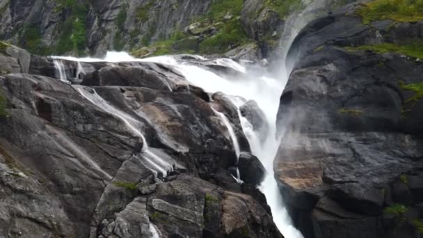Водоспад в горах Норвегії в дощову погоду. — стокове відео