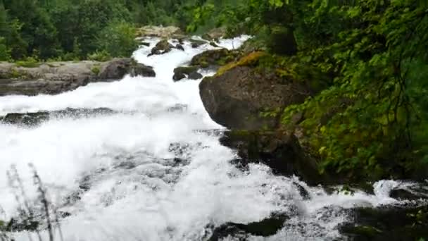 Cascade dans les montagnes de Norvège par temps pluvieux .
