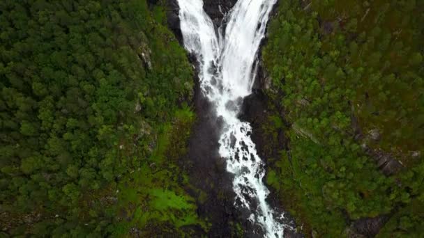 Vízesés Esős időjárás-a levegő kilátás drone norvég hegységben — Stock videók