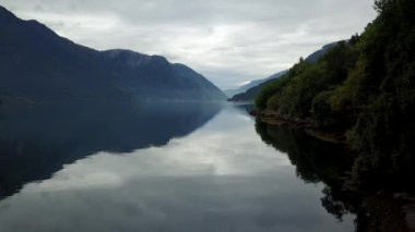 Norveç - açık hava tarihinde dron'un sudan ideal fiyort yansıması