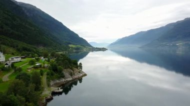 Norveç - açık hava tarihinde dron'un sudan ideal fiyort yansıması