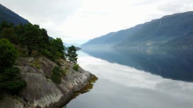 Norveç - açık hava tarihinde dron'un sudan ideal fiyort yansıması