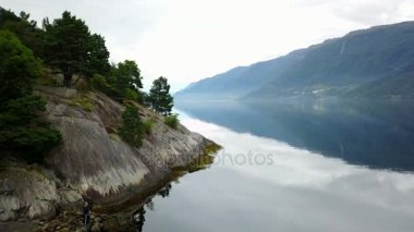 Norveç - açık hava tarihinde dron'un sudan ideal fiyort yansıması