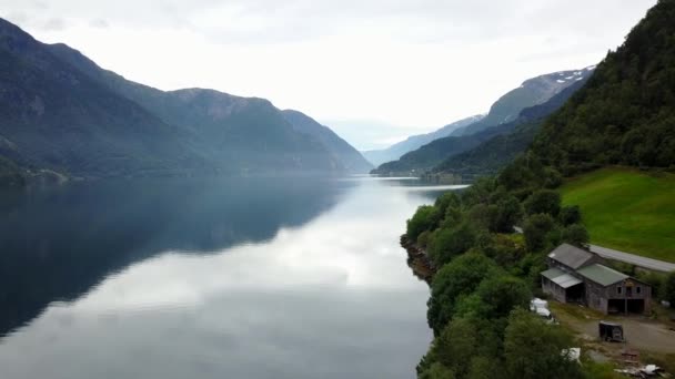 Norwegia - Refleksi fjord yang ideal dalam air jernih dari drone di udara — Stok Video