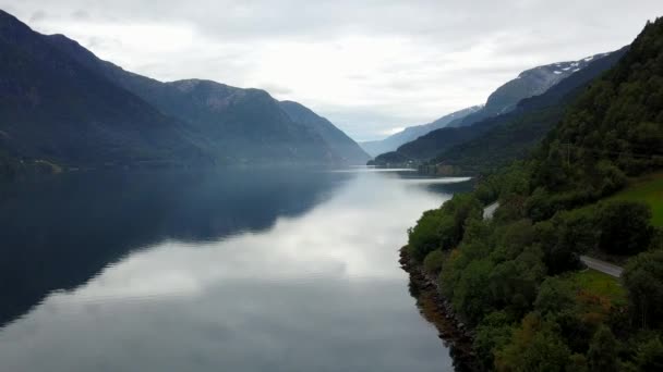 Норвегия - идеальное отражение фьорда в чистой воде от беспилотника в воздухе — стоковое видео