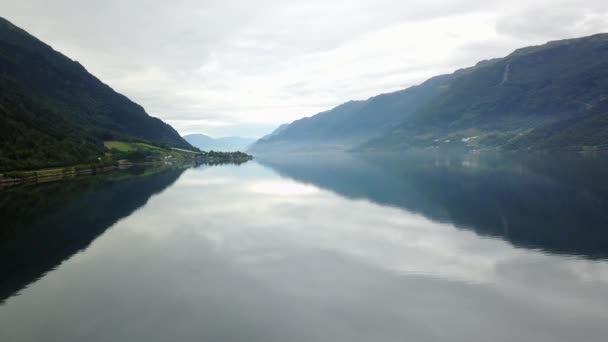 Norwegia - fiord idealne odbicie w czystej wodzie z drona na powietrzu — Wideo stockowe
