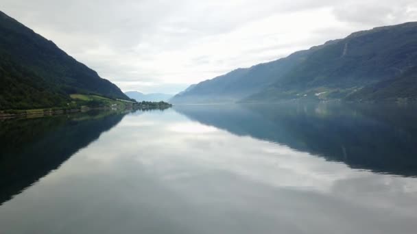 ノルウェー - 空気の無人機からのきれいな水で理想的なフィヨルド反射 — ストック動画