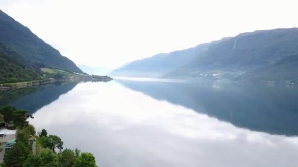 Norwegia - fiord idealne odbicie w czystej wodzie z drona na powietrzu — Wideo stockowe