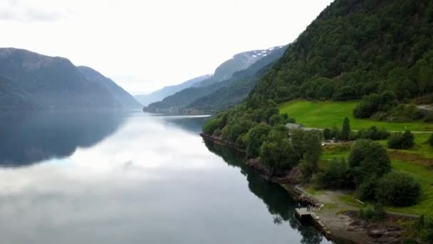 Noruega - reflejo ideal del fiordo en aguas cristalinas del dron en el aire — Vídeo de stock