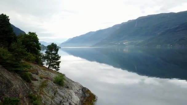 Norwegen - ideale Reflexion des Fjords im klaren Wasser durch Drohnen in der Luft — Stockvideo