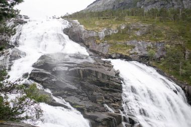Norveç yağmurlu havalarda şelale