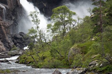 Şelale Norveç dağlarında Yağmurlu hava.