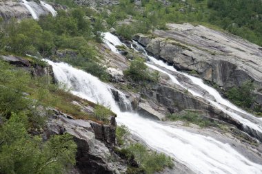 Şelale Norveç dağlarında Yağmurlu hava.