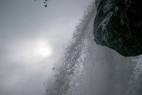 Cachoeira na Noruega tempo chuvoso — Fotografia de Stock