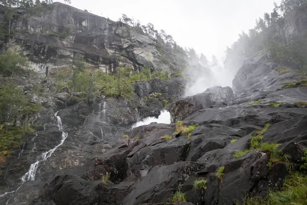Водоспад в дощову погоду Норвегії — стокове фото
