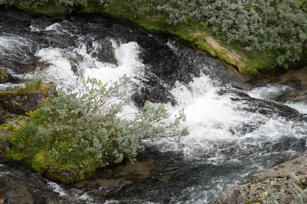 瀑布在挪威山区多雨的天气. — 图库照片