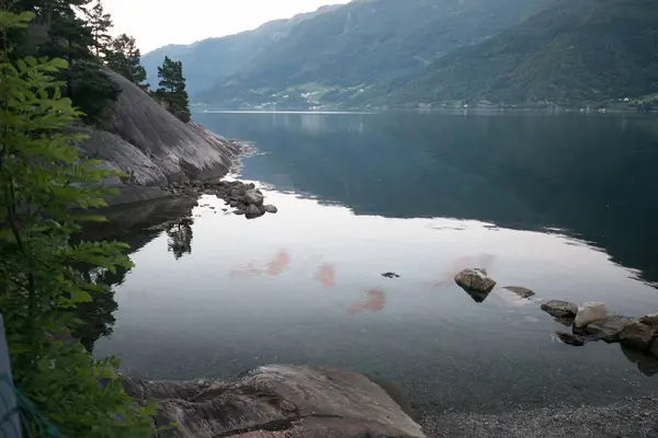 Norge - idealisk fjord reflektion i klart vatten — Stockfoto