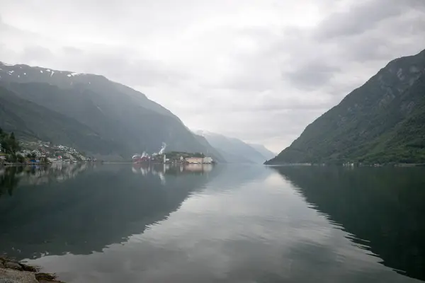 Norsko - ideální fjordu odraz v čisté vodě — Stock fotografie