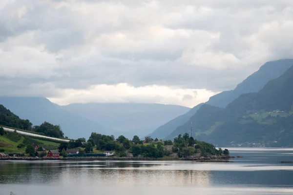 Norvégia - a tiszta víz ideális fjord elmélkedés — Stock Fotó
