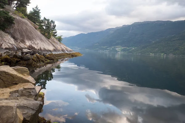 Norwegen - ideale Reflexion des Fjords in klarem Wasser — Stockfoto