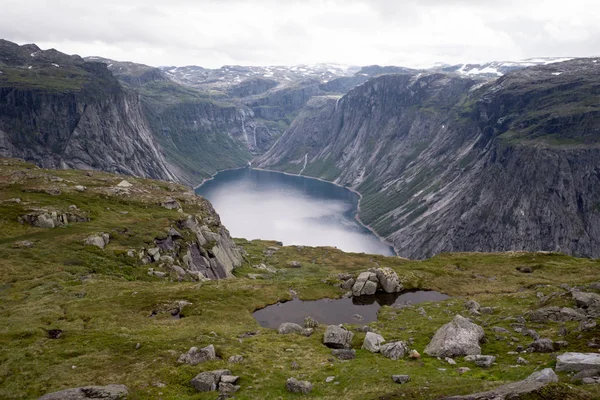 Nézd látnivaló fjord Trolltunga közelében, és a víz, Norvégia — Stock Fotó