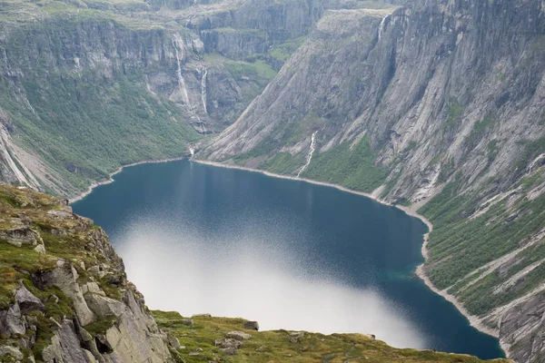 Nézd látnivaló fjord Trolltunga közelében, és a víz, Norvégia — Stock Fotó