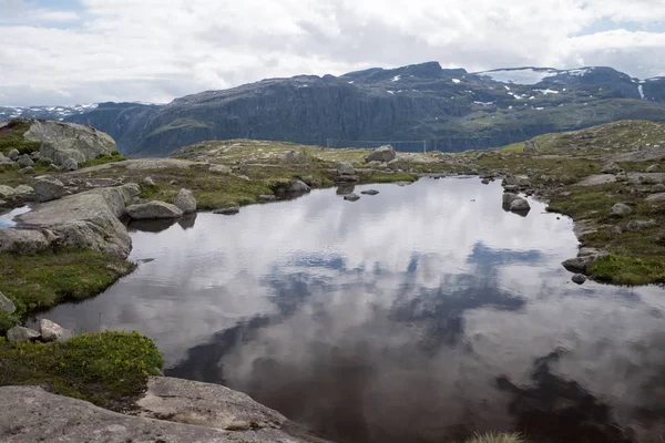 Ver cerca de Trolltunga a fiordo y agua Noruega — Foto de Stock
