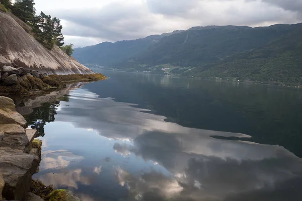 Noruega - reflejo ideal del fiordo en aguas claras — Foto de Stock