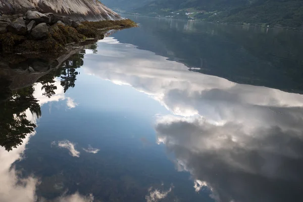 Norwegen - ideale Reflexion des Fjords in klarem Wasser — Stockfoto