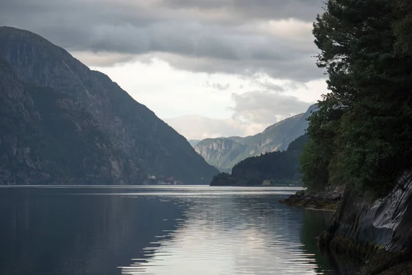 Norwegen - ideale Reflexion des Fjords in klarem Wasser — Stockfoto