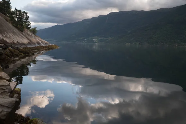 Noruega - reflejo ideal del fiordo en aguas claras — Foto de Stock