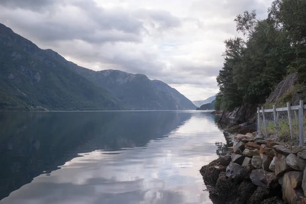 Norge - idealisk fjord reflektion i klart vatten — Stockfoto