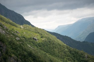 Norveç'te en dar fiyort bulutlu görünüm