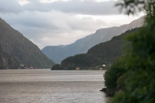 Pohled na nejužší fjord v Norsku — Stock fotografie