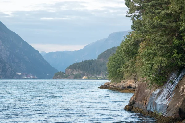 Pohled na nejužší fjord v Norsku — Stock fotografie