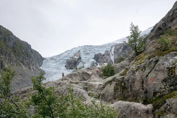 파란 얼음 빙하 앞에. Buer 빙하, 노르웨이 — 스톡 사진