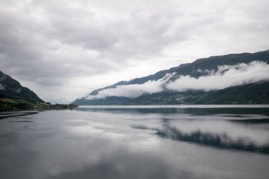 Norveç'te en dar fiyort bulutlu görünüm