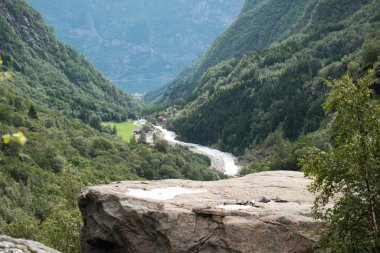 Cliff ve Norveç Fiyordu içinde taşlar