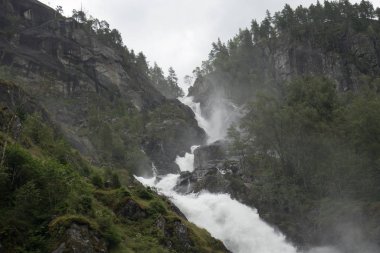 Norveç yağmurlu havalarda şelale