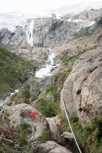 Cliff poblíž Buer ledovec, Norsko — Stock fotografie